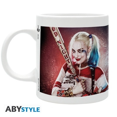 Caneca branca com imagem da personagem Arlequina segurando bastão 'GOOD NIGHT' em fundo vermelho