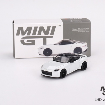 Modelo de carro colecionável em miniatura Nissan Z branco com tejadilho preto e caixa ao fundo