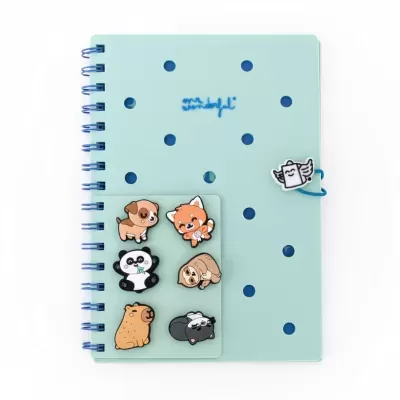 Caderno azul clara com fecho elástico e ímanes decorativos de animais