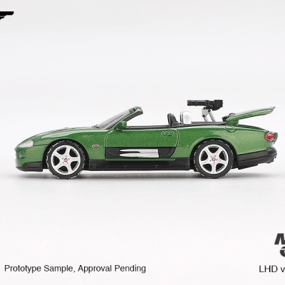 Miniatura de carro desportivo verde com acessórios em fundo branco