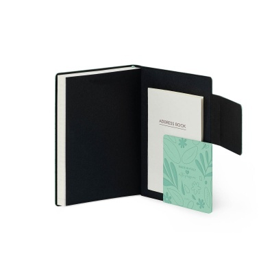 Caderno aberto com livro de endereços e cartão interno