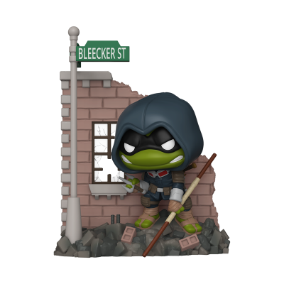 Boneco Funko Pop de personagem 'Leonardo' das Tartarugas Ninja com capuz num cenário urbano danificado.