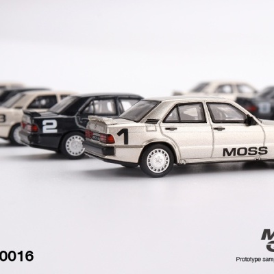 Miniaturas de carros desportivos numerados em fila