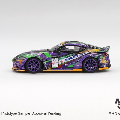 Miniatura de carro desportivo de corrida com decoração colorida e texto promocional