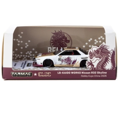 Miniatura de carro Nissan R32 Skyline branco e dourado na caixa com dragão roxo.