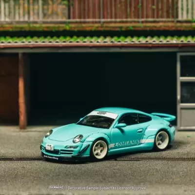Miniatura de carro desportivo azul claro estacionado em frente a garagem