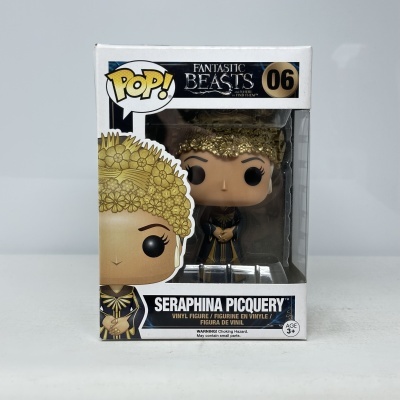 Figura Funko Pop Seraphina Picquery da coleção Fantastic Beasts em embalagem branca com detalhes em preto e dourado.