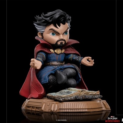 Figura de Doctor Strange com capa vermelha e livro aberto numa base marrom