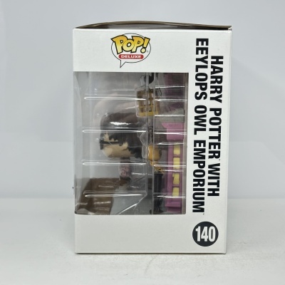 Caixa com figura POP! Deluxe de Harry Potter com coruja e texto HARRY POTTER WITH EEYLOPS OWL EMPORIUM