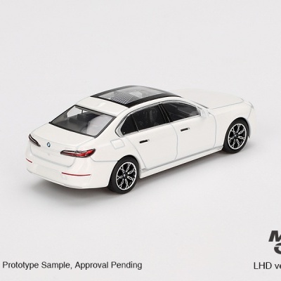 Miniatura de carro branco MINI GT modelo 819 com quatro portas e teto panorâmico