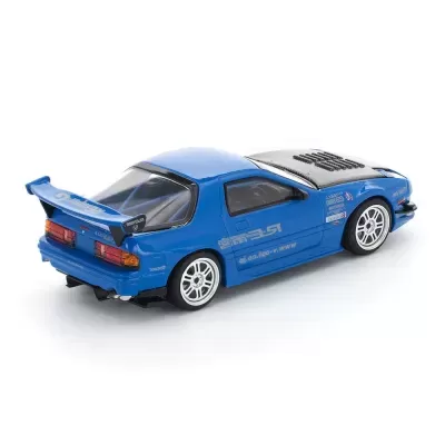 Miniatura de carro desportivo azul com tejadilho preto e jantes brancas