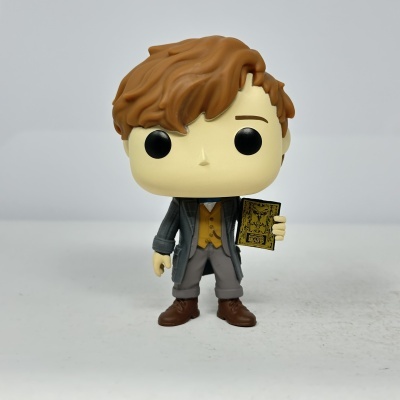 Funko Pop com cabelo castanho e roupa formal que segura um livro
