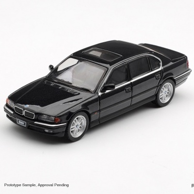 Miniatura preto BMW quatro portas com tejadilho panorâmico e rodas prateadas.
