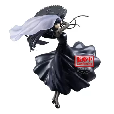 Figura Banpresto de personagem feminina com vestido preto e véu roxo a segurar serra circular preta