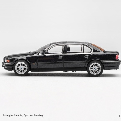 Miniatura de carro BMW preto quatro portas sobre fundo branco