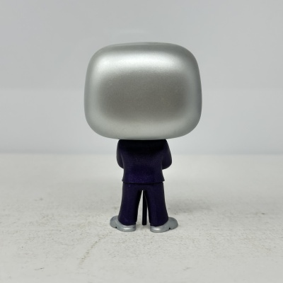 Figura Pop Funko com cabeça prateada e corpo roxo vista de costas