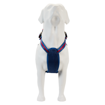 Coleira peitoral azul e vermelha em manequim branco de cão