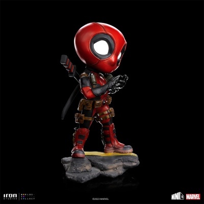 Boneco Deadpool em pose com capacete vermelho e preto sobre base de pedra
