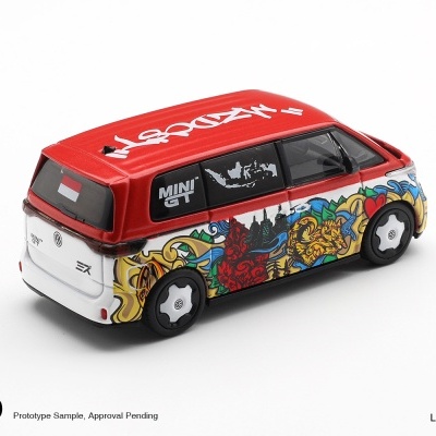 Miniatura de carrinha Volkswagen vermelha e branca com arte colorida e adesivos