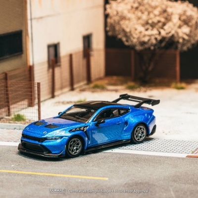 modelo de carro desportivo azul metalizado com capota preta e spoiler