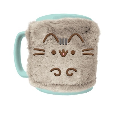 Caneca azul com cobertura peluda cinzenta e rosto de gato bordado.