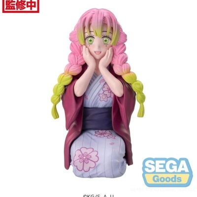 Figura de anime em quimono lilás com cabelo rosa e amarelo