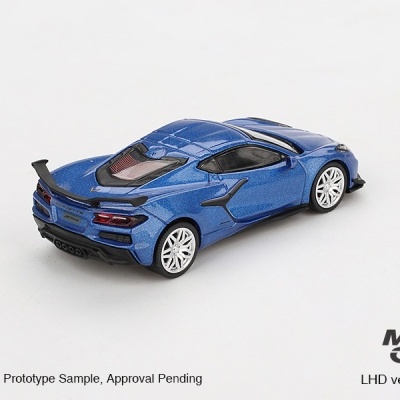 Miniatura de carro desportivo azul metalizado com jantes brancas e spoiler preto