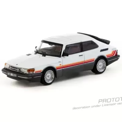 Miniatura de carro branco com listas coloridas e matrícula TUR 900
