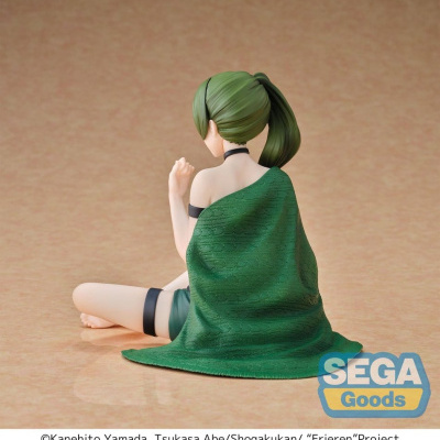 Figura colecionável sentada de personagem feminina com cabelo verde e tecido verde texturizado.