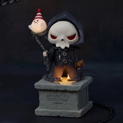 Figura decorativa de caveira com capa preta e base MONSTERS CARNIVAL