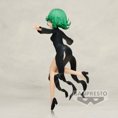 Figura colecionável de personagem com cabelo verde e vestido preto em fundo cinza claro.