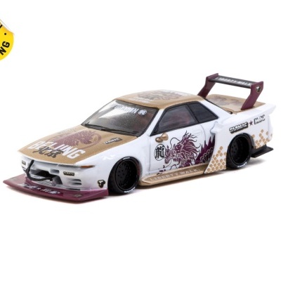Miniatura de carro de corrida branco e castanho com desenhos de dragão e texto, asa traseira grande, pneus pretos