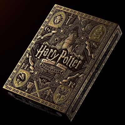 Caixa de baralho de cartas Harry Potter preta e dourada com detalhes vintage e símbolos das casas de Hogwarts