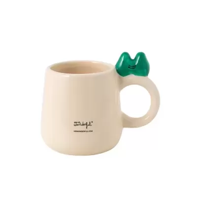 Caneca bege com pega decorada em verde e texto MR WONDERFUL