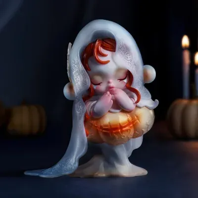Figurinha decorativa infantil com capa branca e abóbora laranja num cenário escuro com velas