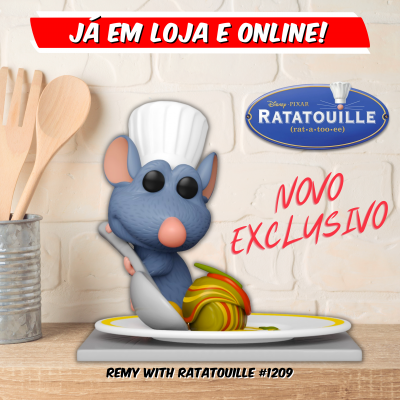 Figura do Remy do Ratatouille com chapéu de chef à frente de um prato de ratatouille e utensílios de cozinha