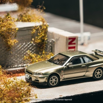 Miniatura de carro desportivo prateado metálico com spoiler numa cena urbana em miniatura