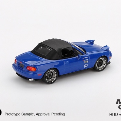 Miniatura de carro desportivo azul com capota preta e autocolantes