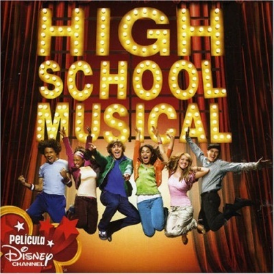 Imagem promocional do filme High School Musical com cinco jovens a saltar