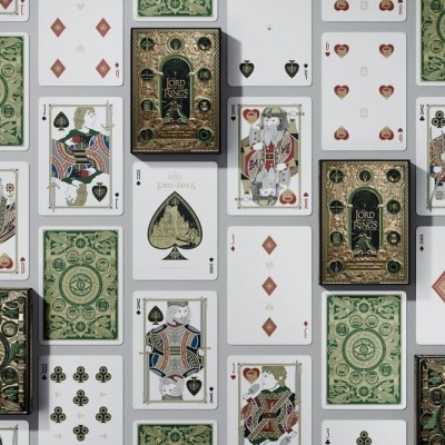 Cartas de baralho verde com padrão intricado, faces ilustradas com detalhes dourados e texto vermelho 'The USPCC'