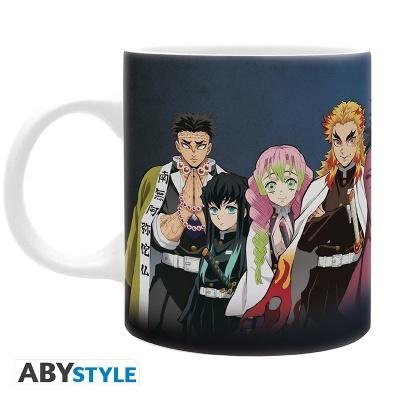 Caneca cerâmica com personagens de anime em fundo azul escuro
