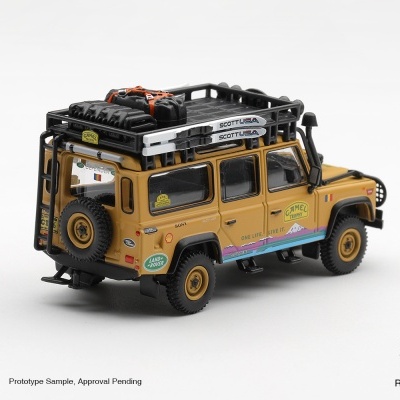 Miniatura de Land Rover Defender amarela com acessórios no tejadilho e autocolantes CAMEL TROPHY