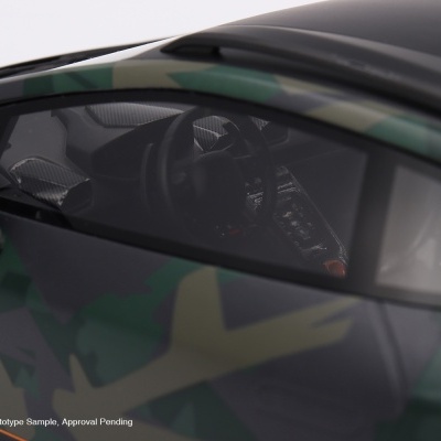 Interior de carro desportivo com padrão camuflado e volante em carbono