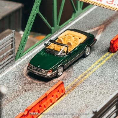 Miniatura de carro verde conversível em maquete urbana