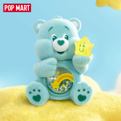 Urso de peluche azul claro segurando estrela amarela sorridente com círculo transparente na barriga e estrelas prateadas