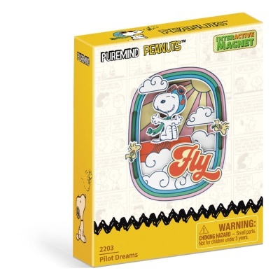 Embalagem amarela e branca com desenho de Snoopy e Woodstock em avião e texto Fly