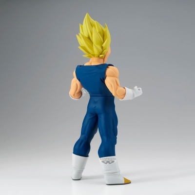 Figura de ação com cabelo amarelo espetado e fato azul vista de costas