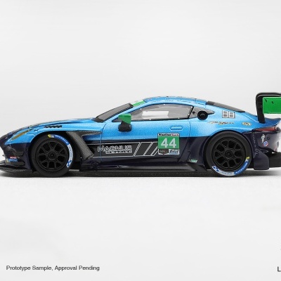 Miniatura de carro de corrida azul e preto com número 44 e 88 e asa traseira verde
