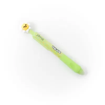 Caneta verde com decoração de flor sorridente na ponta