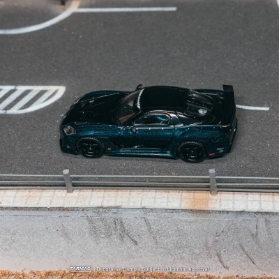 Miniatura de carro desportivo azul escuro metálico numa pista em miniatura